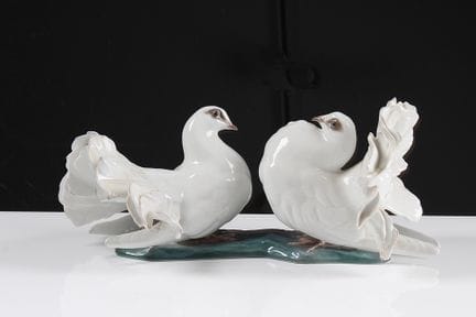 一对鸽子。罗森塔尔，1900年后。弗里茨·海登赖希设计。一对正在亲昵的鸽子置于平底底座上。尾羽保存状
