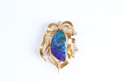 Brosche mit Boulder-Opal und Brillanten. GG 750 K.