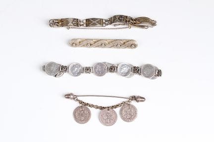 Münzarmband und Stabbrosche. Um 1900. Silber. Gefa