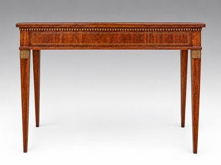 书桌。莱比锡，约1795年。据推测为弗里德里希·戈特洛布·霍夫曼所作。桃花心木与枫木贴面。带一个抽屉