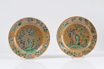 一对盘子。“青花”。清代康熙年间（1662-1722）。瓷质，彩绘： 釉下钴蓝、釉上彩（青花）及棕色