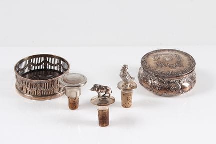 Ensemble. Argenté. Dessous-de-bouteille, boîte ron