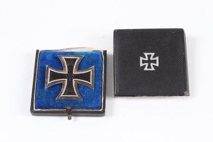 Croix de fer de 1re classe. Argent 800. Au verso :