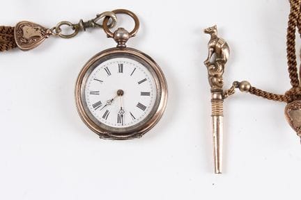 Schlüsseluhr mit Kette. Silber. Geflochtene Kette 