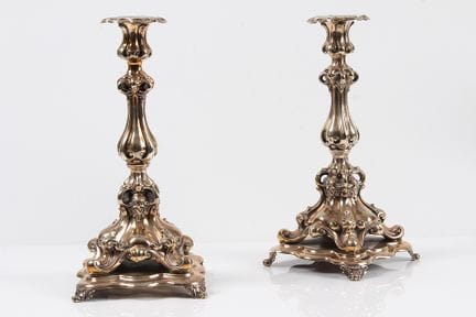 Paire de chandeliers. Fin 19e s. Pied carré ondulé