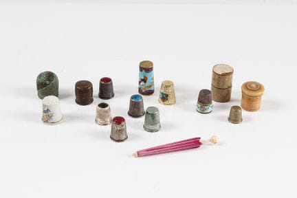 Lot. 12 dés à coudre différents. En partie en arge