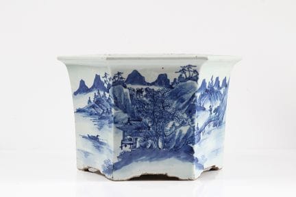 花盆套。中国，19世纪。瓷器。六边形，通体饰有蓝色山水纹样。高：20.5 × 32.5 厘米。底有细