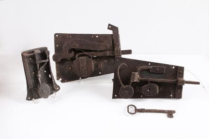 Deux serrures de porte et une serrure d'armoire. X