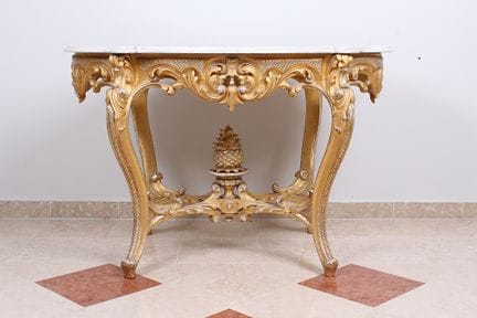Tavolino barocco. XIX secolo. Legno tenero intagli