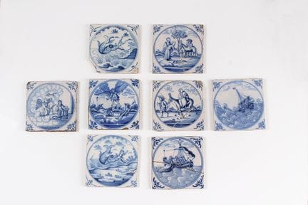 八块瓷砖。荷兰，18世纪。蓝色彩绘，乡村与宗教题材。尺寸：12.5 × 12.5 厘米。其中五块瓷砖