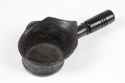青铜炭器中国，18/19 世纪 青铜，模制浮雕。木柄，后期制作。长：25 厘米。
