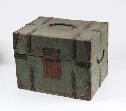 木箱。19世纪末。软木，绿色漆面。铁制五金件。高：29.5 × 39 × 30 厘米。
