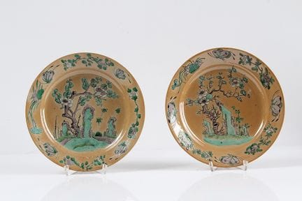 一对盘子。“青花”。清代康熙年间（1662-1722）。瓷质，彩绘： 釉下钴蓝、釉上彩（青花）及棕色