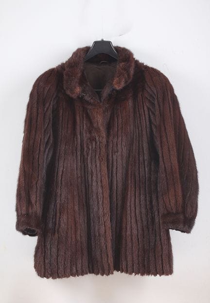 Veste en vison. Fourrure marron foncé, travaillée 
