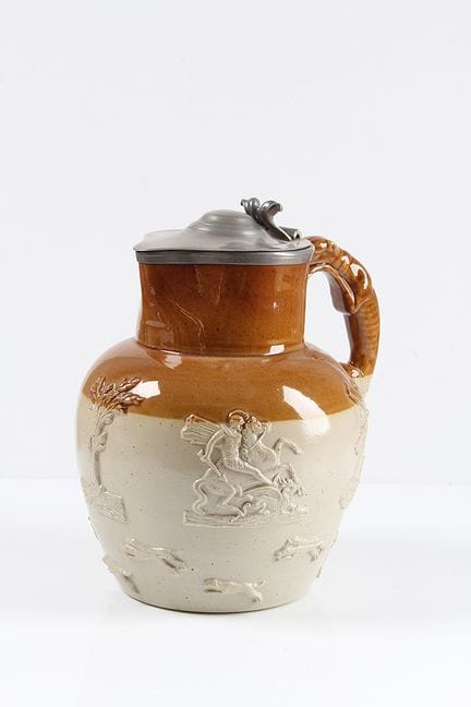 大型收成壶。英国，20世纪初。皇家道尔顿（Royal Doulton）。壶身呈弧形，饰有各种半浮雕图