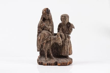 雕塑。南德，18 世纪，神圣家族。圣母玛利亚和婴儿耶稣坐在驴子上，约瑟夫在她右边。  木雕，风化严重