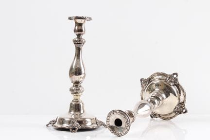 Paire de chandeliers en argent, 12 lots. Socle ron