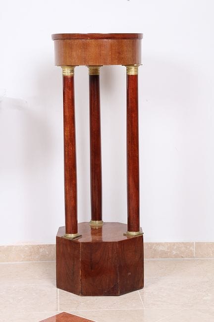柱式基座。帝国风格，1900 年左右，桃花心木饰面。位于八角形基座上，圆柱带底座和柱头。直径：35 