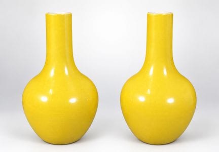 Juego de dos jarrones en forma de botella. China, 