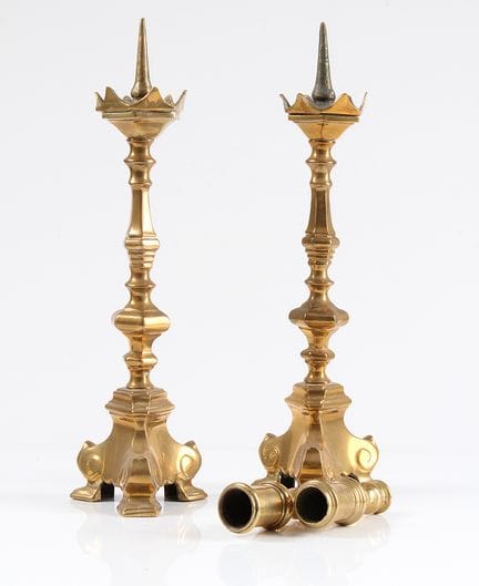 Paire de chandeliers. XIXe siècle. Laiton coulé. S