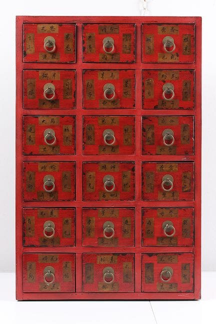 药柜。中国。20 世纪，漆成红色，18 个抽屉。拉手装置。高：76 x 50 x 26 厘米。