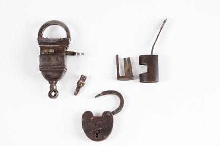 Trois cadenas. En fer forgé. De modèles différents