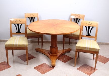 Divano Biedermeier. Tavolo con quattro sedie della