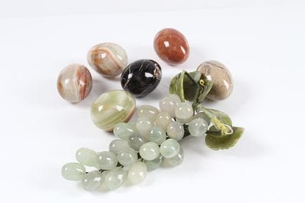Seis huevos de mármol y un racimo de uvas. Siglo X