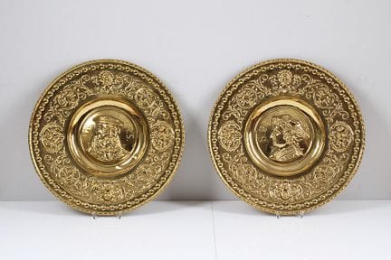 Deux plaques en relief. Laiton. Style Renaissance.