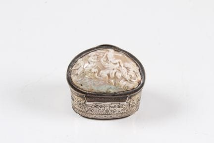 Boîte en argent. France, XIXe siècle. Boîte ovale 