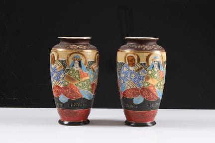 一对萨摩花瓶。日本，约1900年。瓷器。瓶身环绕着多色人物彩绘。高：21.5厘米。