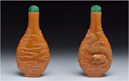 BOUTEILLE À PRISER EN PORCELAINE SCULPTÉE ET ÉMAIL
