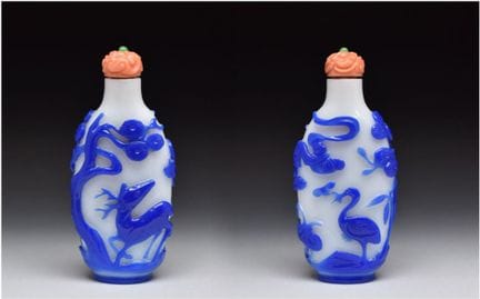 EINE SNUFFFLASCHE MIT BLAUER ÜBERLAGERUNG UND WEIS