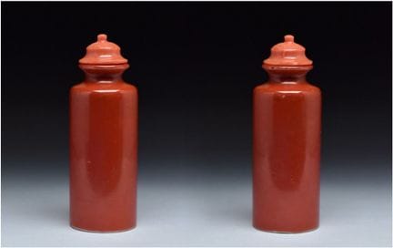 UNE RARE BOUTEILLE À TABAC EN PORCELAINE ÉMAILLÉE 
