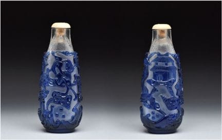 EINE SNUFFFLASCHE AUS BLAUEM ÜBERZUG UND KLAREM GL