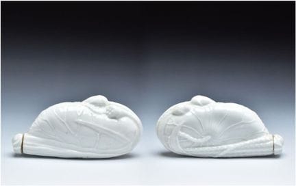 BOUTEILLE À TABAC EN PORCELAINE ÉMAILLÉE BLANCHE, 