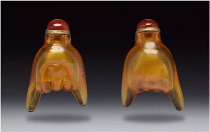 EINE HANDGEFERTIGTE, BERNSTEINFARBENE GLAS-SNUFFFL