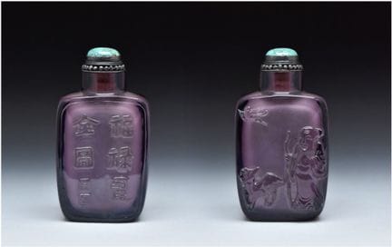 UNE BOUTEILLE À TABAC INUSITÉE EN VERRE VIOLET AMÉ