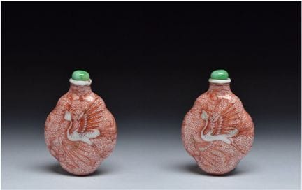 UNA RARA BOTELLA DE TABACO DE PORCELANA ROJA FERRO