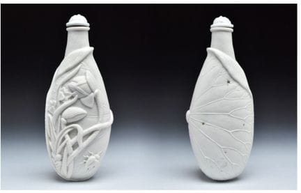 UNE RARE BOUTEILLE À TABAC À PRISER EN PORCELAINE 