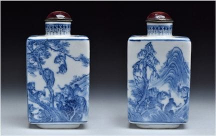 EINE BLAU-WEIßE PORZELLAN-SNUFFFLASCHE MIT DEM MOT