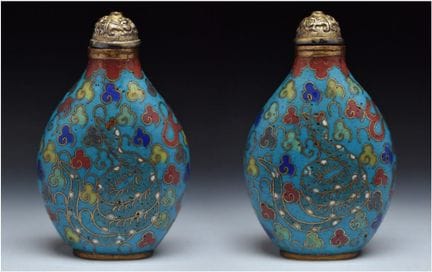 EINE CLOISONNE-EMAILLE-SNUFFFLASCHE MIT „SCHLANGEN