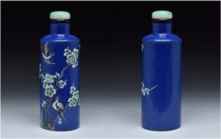 EINE SNUFFFLASCHE AUS YIXING-STEINGUT MIT BLAUEM F