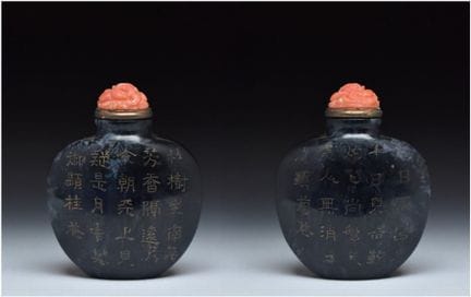 EINE SCHWARZE UND GRAUE JADE-SNUFFFLASCHE MIT DER 