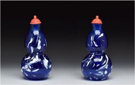 EINE BLAU-WEIßE „SWIRL“-GLASÜBERZOGENE DOPPELKÜRBI