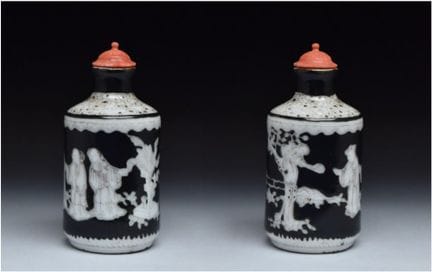 BOUTEILLE À TABAC EN PORCELAINE À FOND NOIR, FOURS