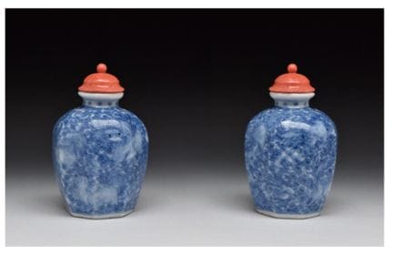 EINE BLAU-WEIßE PORZELLAN-SNUFFFLASCHE MIT „BUDDHI