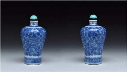 EINE BLAU-WEIßE PORZELLAN-SNUFFFLASCHE MIT „LOTUS-