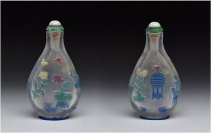 EINE TRANSPARENTE VIERFARBIGE GLAS-SNUFFFLASCHE MI