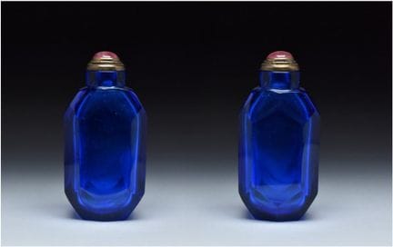 EINE FACETIERTE, SAPHIRBLAUE GLAS-SNUFFFLASCHE IM 